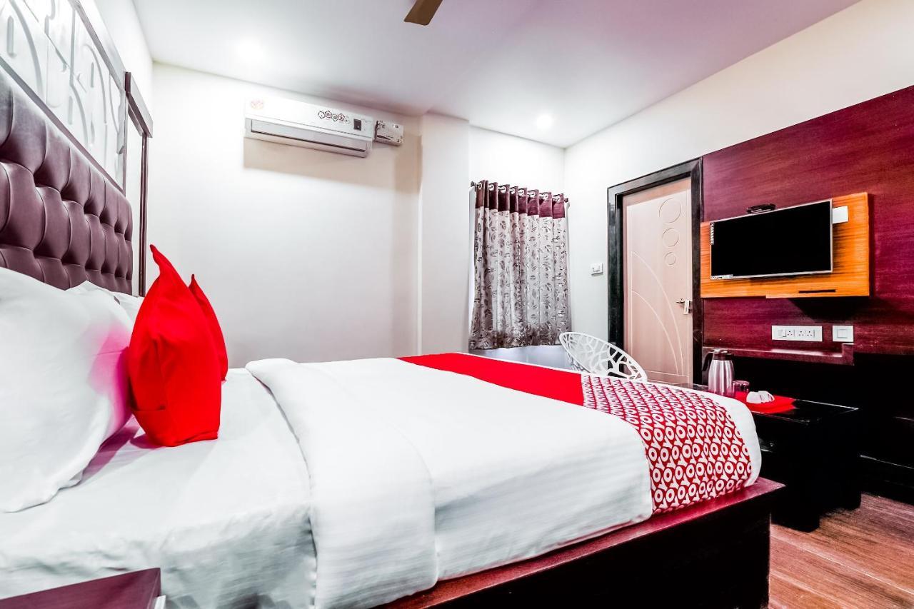 Oyo 16155 Hotel Dcm Grand Vijayawada Exterior photo