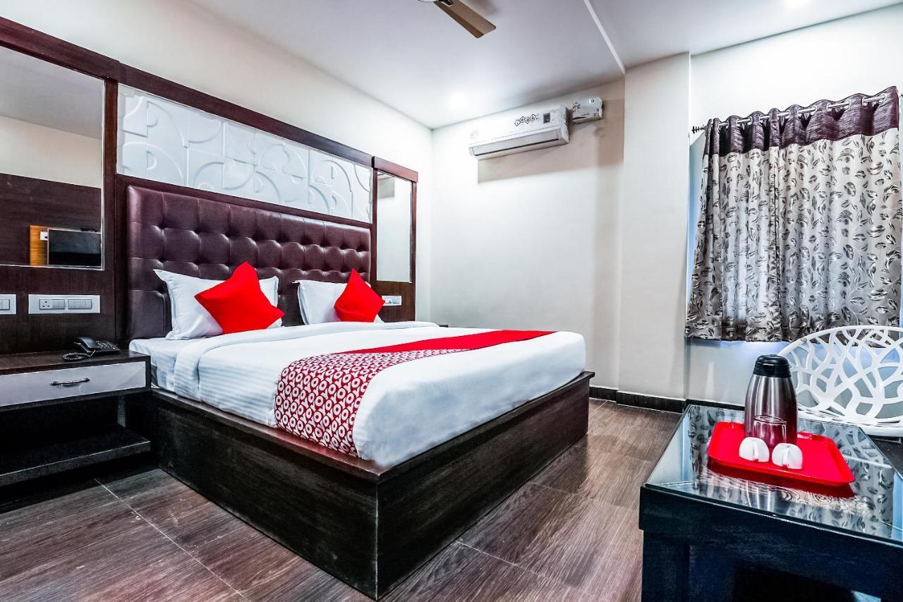 Oyo 16155 Hotel Dcm Grand Vijayawada Exterior photo