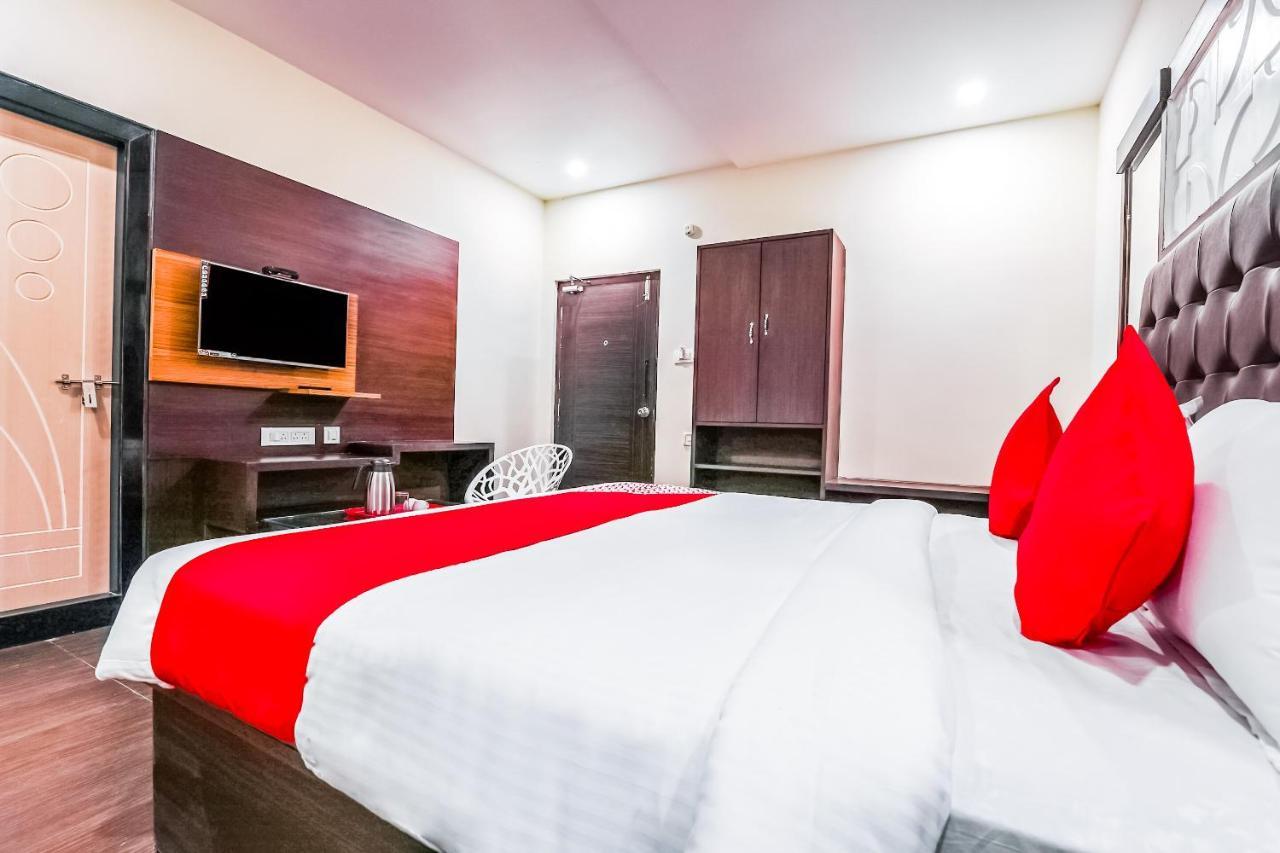 Oyo 16155 Hotel Dcm Grand Vijayawada Exterior photo