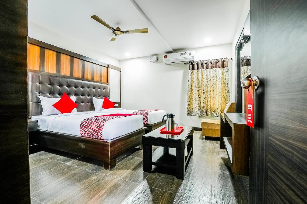 Oyo 16155 Hotel Dcm Grand Vijayawada Exterior photo