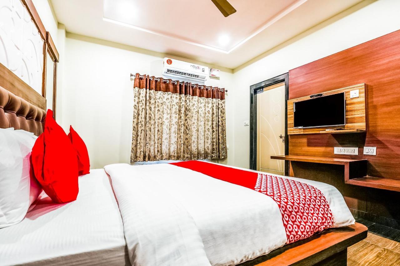 Oyo 16155 Hotel Dcm Grand Vijayawada Exterior photo