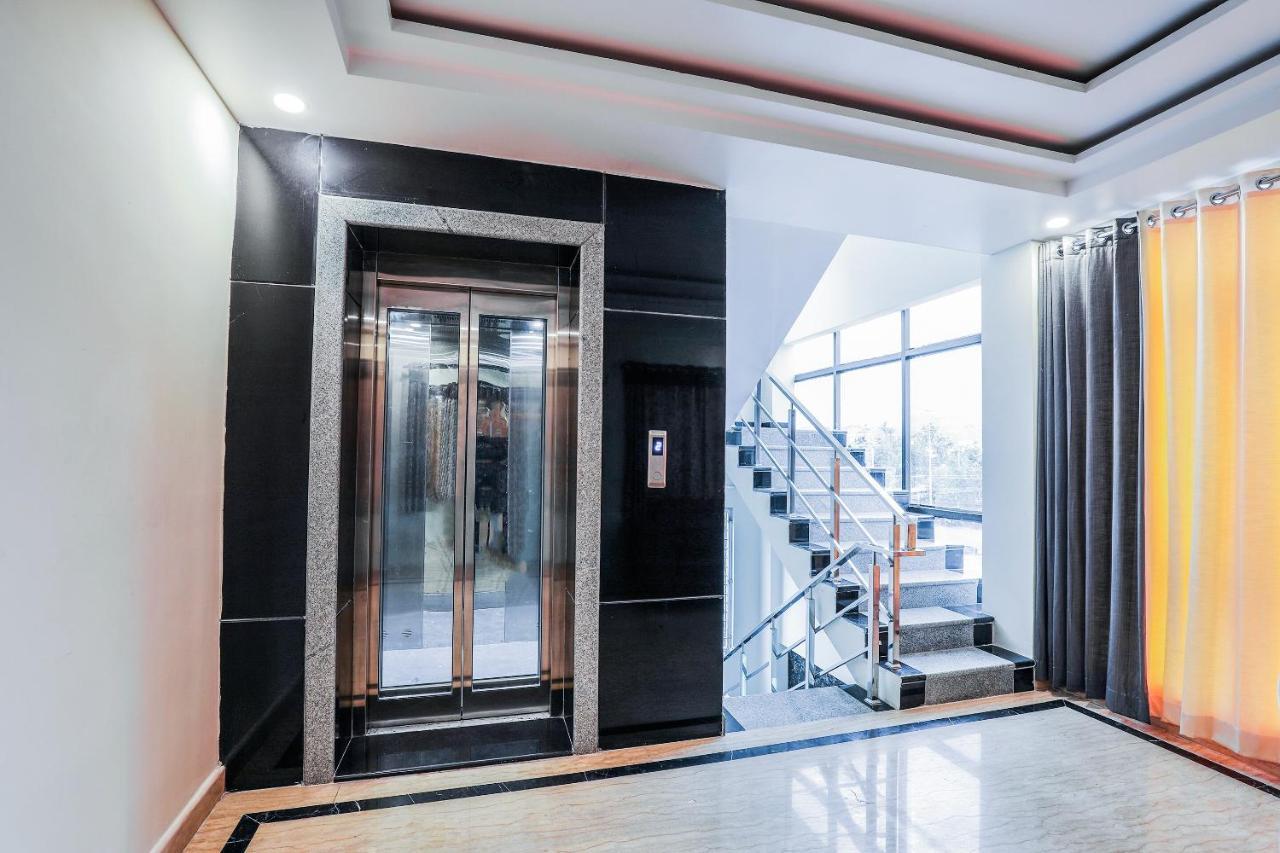 Oyo 16155 Hotel Dcm Grand Vijayawada Exterior photo