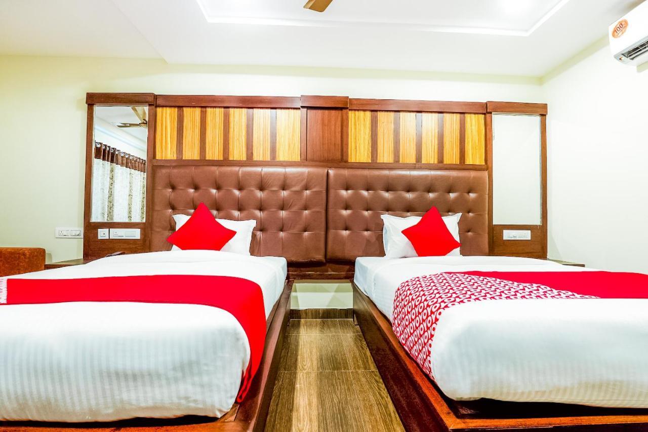 Oyo 16155 Hotel Dcm Grand Vijayawada Exterior photo