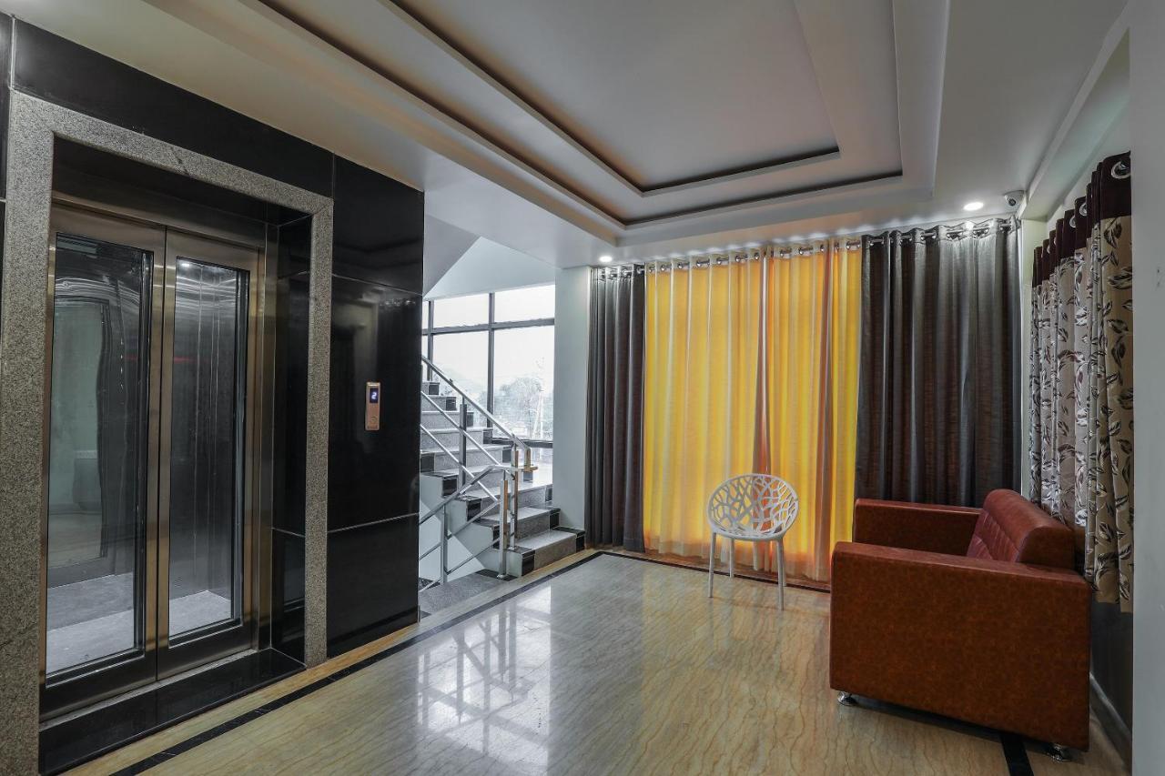 Oyo 16155 Hotel Dcm Grand Vijayawada Exterior photo