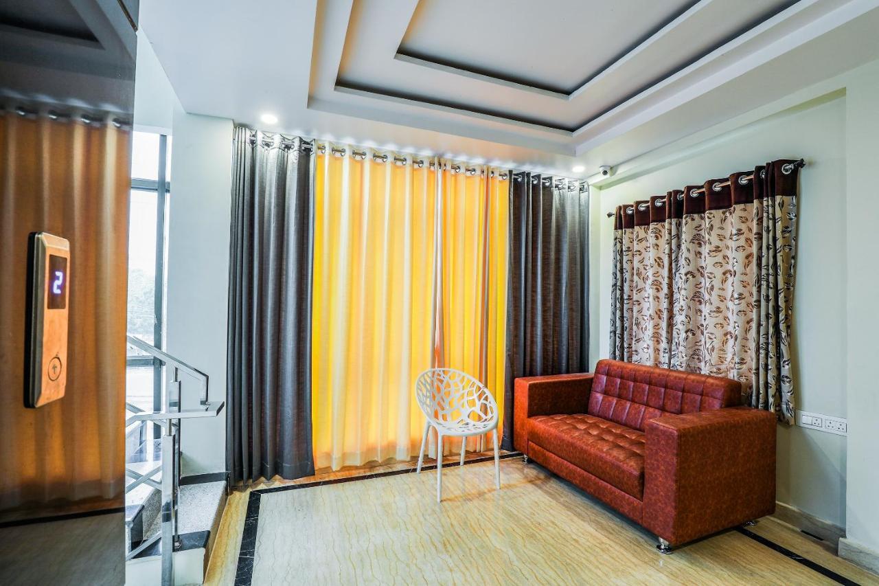 Oyo 16155 Hotel Dcm Grand Vijayawada Exterior photo