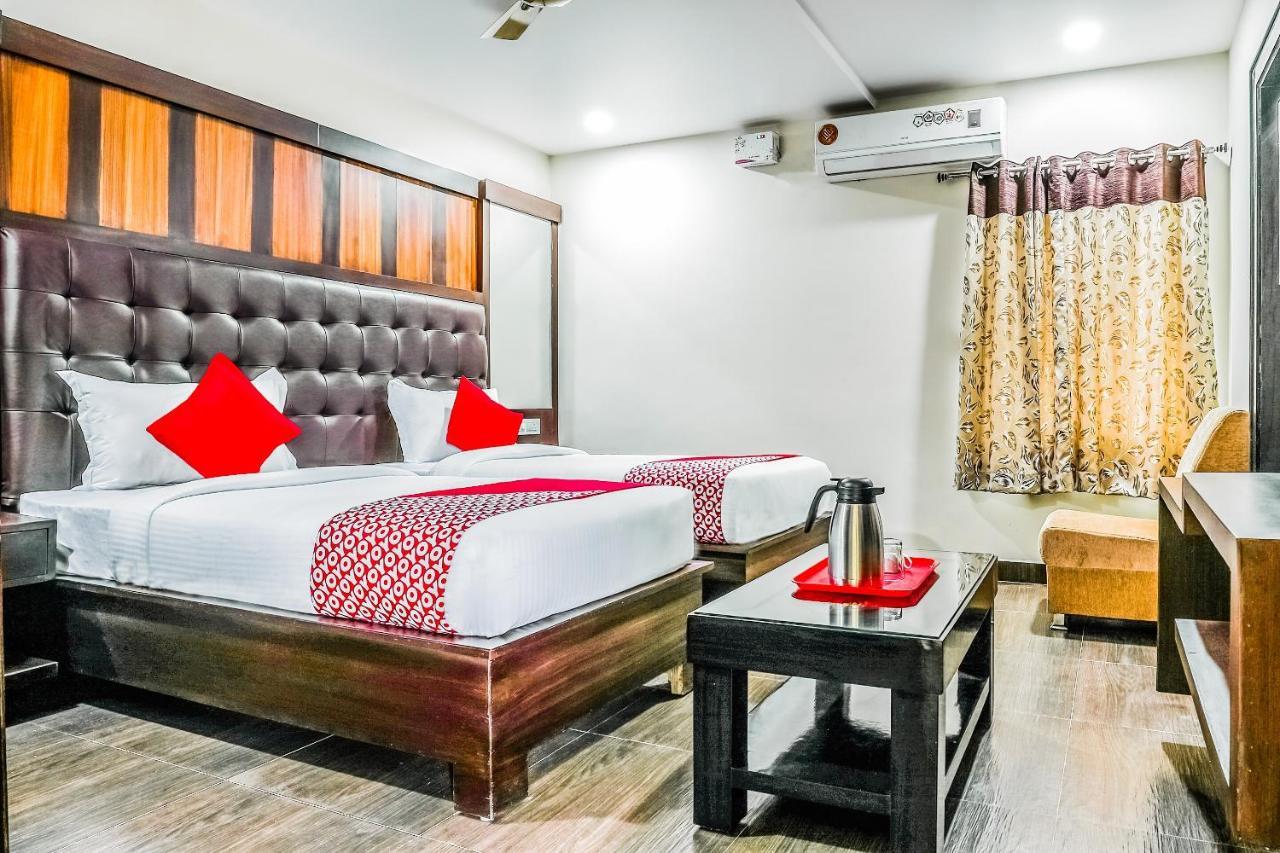 Oyo 16155 Hotel Dcm Grand Vijayawada Exterior photo