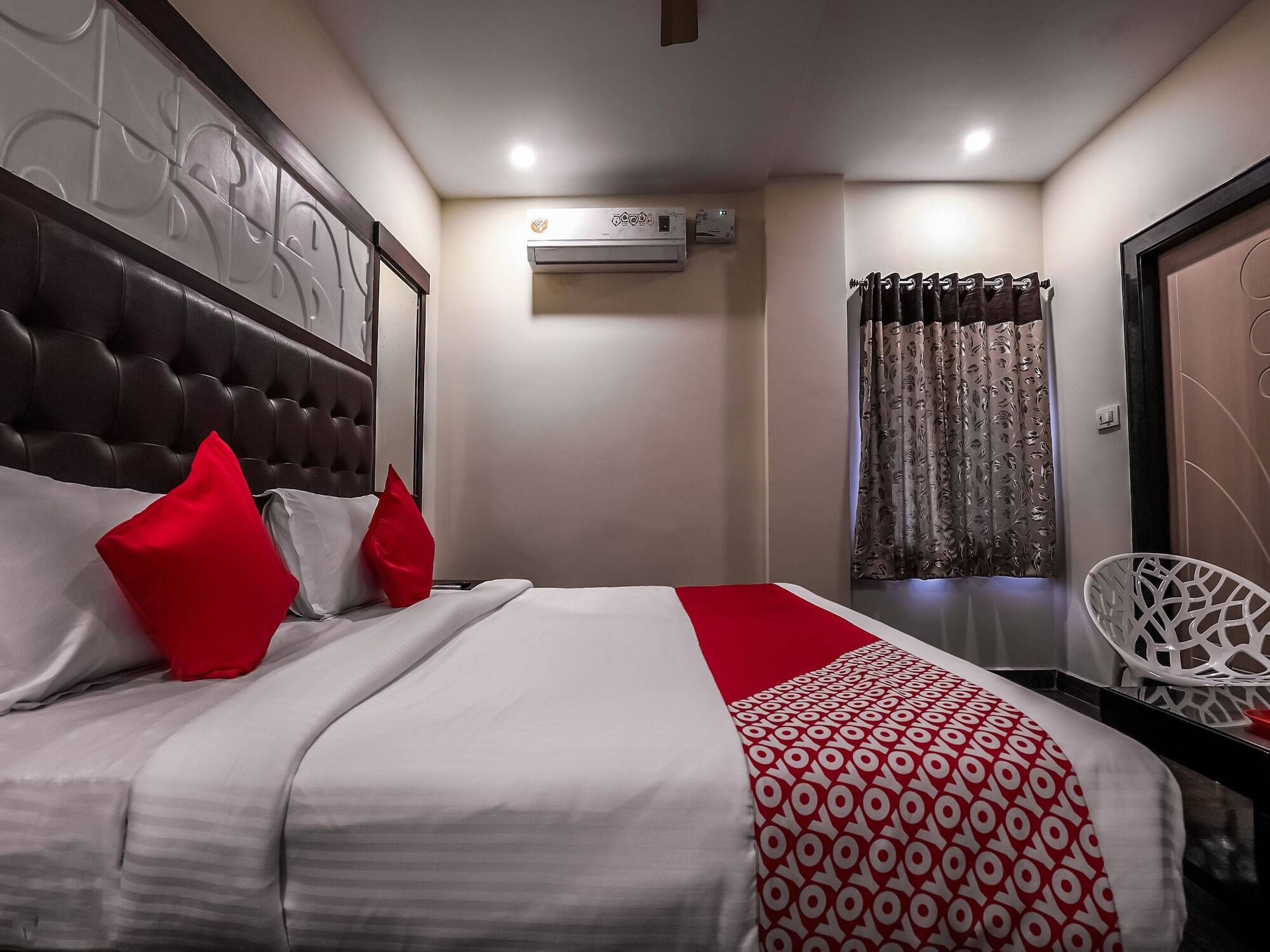 Oyo 16155 Hotel Dcm Grand Vijayawada Exterior photo